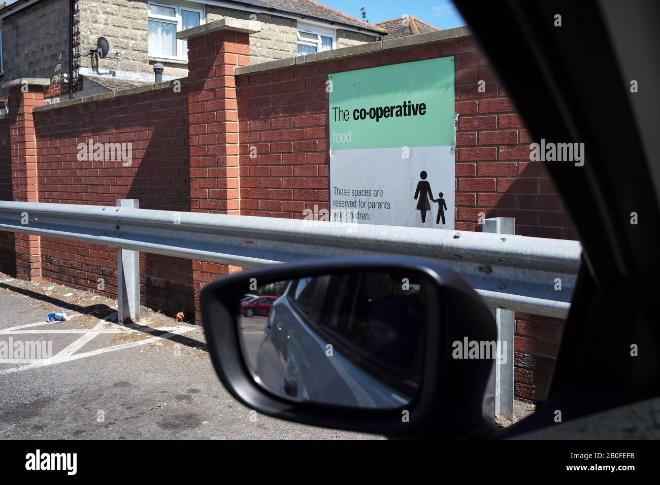 Familienparkschild am Parkplatz Des Lebensmittel-Supermarktes aus Sicht von einem Auto. Stockfoto