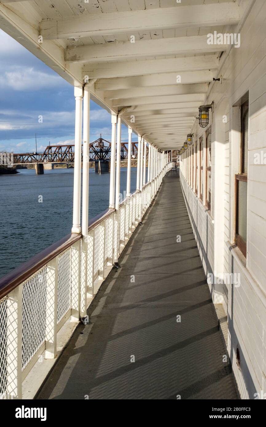 Genießen Sie die Länge des Fußwegs an Bord des Delta King in der historischen Altstadt von Sacramento, Kalifornien Stockfoto