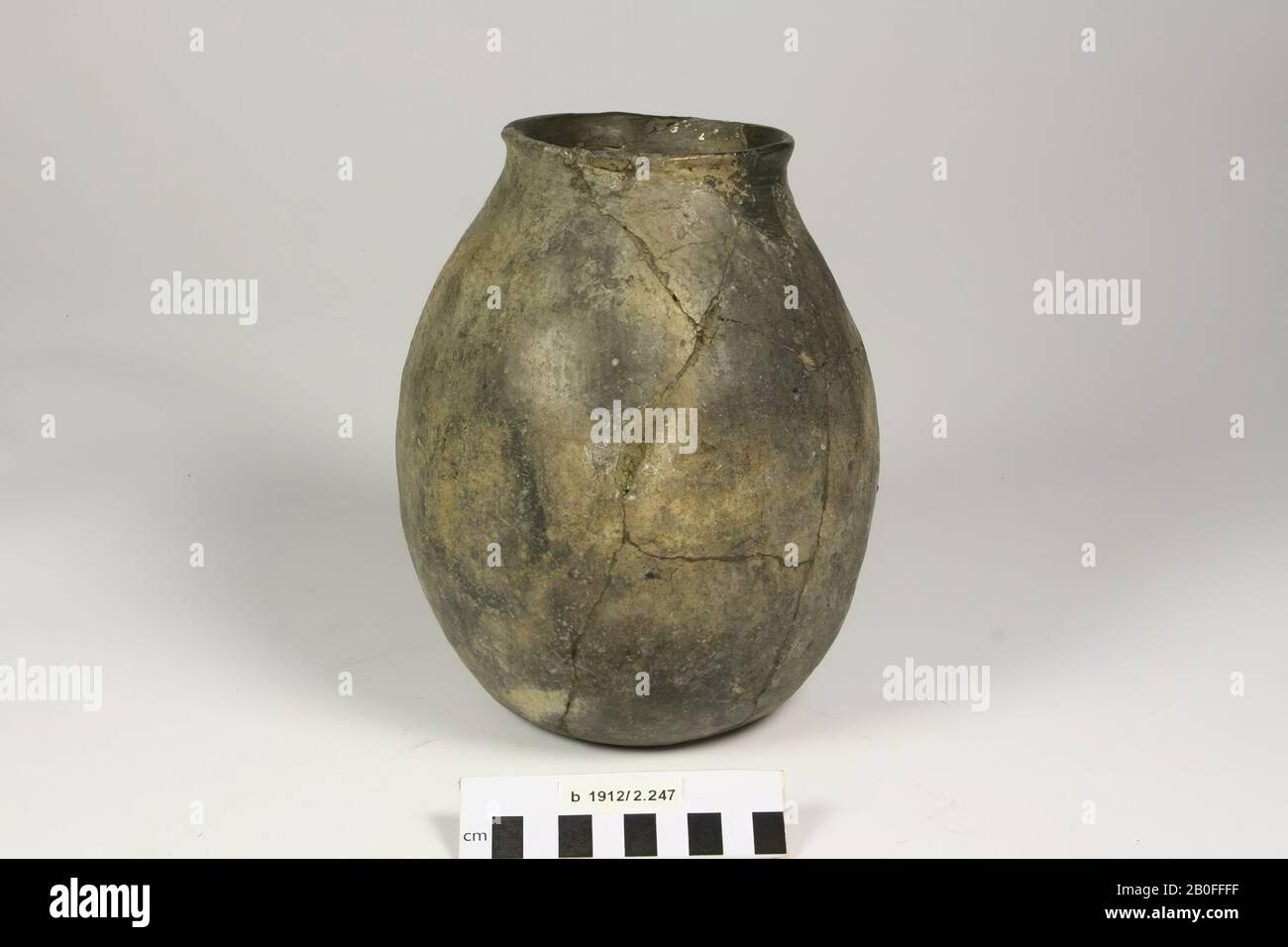 Birnenförmige Urne der grauen Erde (gottlilienige Steingut). Alte Bondings und Ergänzungen. Enthält Kremationsreste, Urne, Steingut (Godlinze), h: 19,8 cm, Durchm: 16,5 cm, vmeb 700-750 AD, Niederlande, Groningen, Loppersum, Eenum, Eenum Höhe Stockfoto