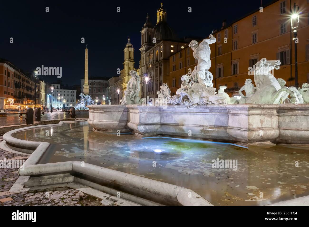 Der Neptunbrunnen auf der Piazza Navona in Rom, Italien. Blick auf die bildhauerische Gruppe und den herrlichen Pool. Nereiden mit Putten und Meerpferden a Stockfoto