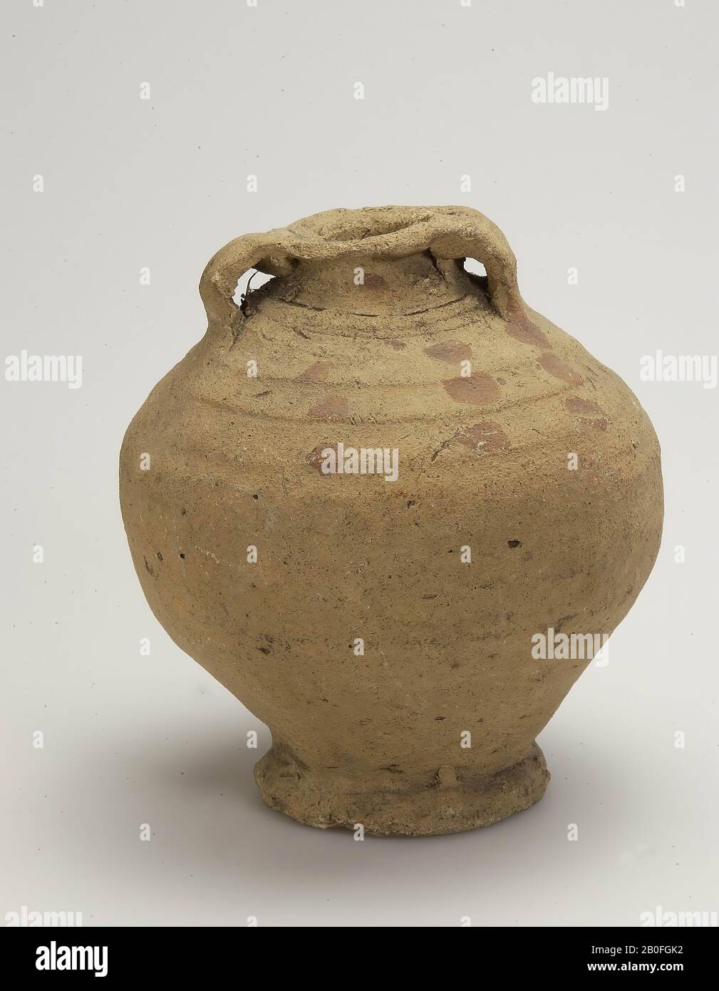 Gebackene Erde, Gelber Topf, kugelförmig auf einem kreisförmigen Fuß, kleine Öffnung mit zwei kleinen Ohren, oben gerippt und mit roten Punkten verziert, so genannte karolingische Zeit., Kanne, Steingut (Pingsdorf), h: 14, 3 cm, Durchmesser: 12 cm, lme 1200-1225 AD, Niederlande, Gelderland, Overbetuwe, Driel, Dielsche veer Stockfoto
