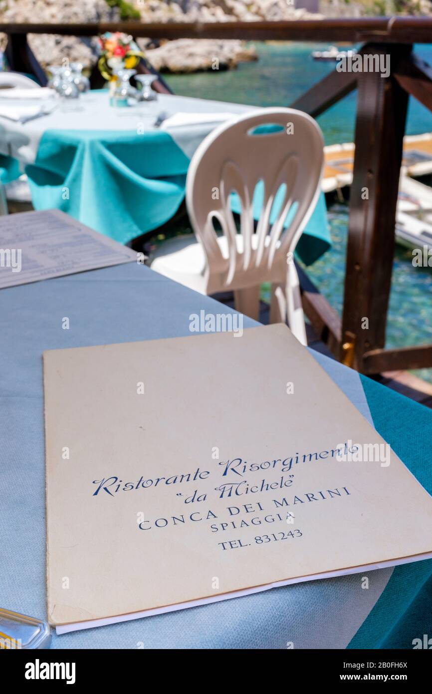 Reiseziel für Essen und Landschaft in Conva dei Marini an der Amalfiküste Italiens. POV-Detail eines Restaurantmenüs auf einem Tisch mit Aussicht. Stockfoto