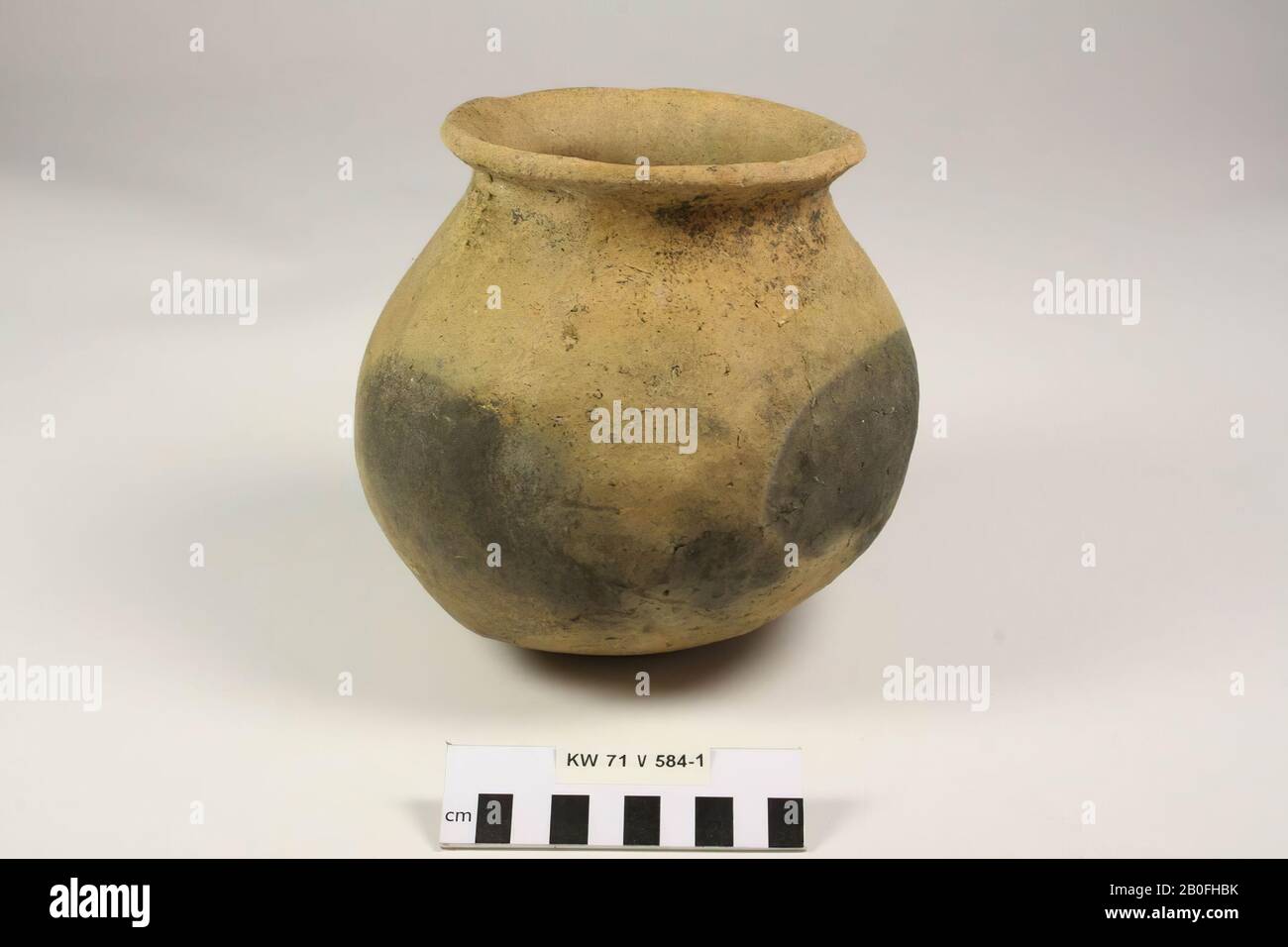 Niederlande Mittelalter, Kugeltopf, karolingisch, Steingut, handförmig, h, 17 cm, Durchm, 18 cm, vmec 850-1000, Niederlande, Gelderland, Apeldoorn, Kootwijk, Site-2 Stockfoto