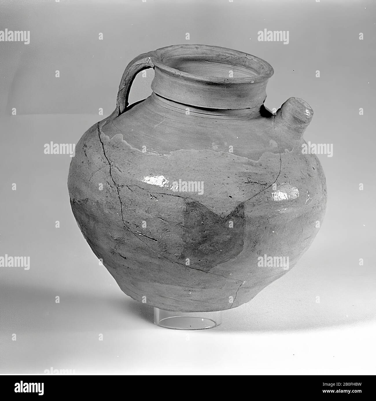 Auslauf von Andenne Steingut mit sparender Glasur. Breite, kragenförmige Lippe, spitzkonvexer Boden, bandförmiges Ohr. Verschiedene Verleimung und 1 Zuschlag, Topf, Trinkschnabel, Keramik, Drehscheibe (Andenne), h: 22,8 cm, Diam: 22,5 cm, lmea 1125-1175 AD, Niederlande, Nordholland, Hollands Kroon, Wieringermeer Stockfoto