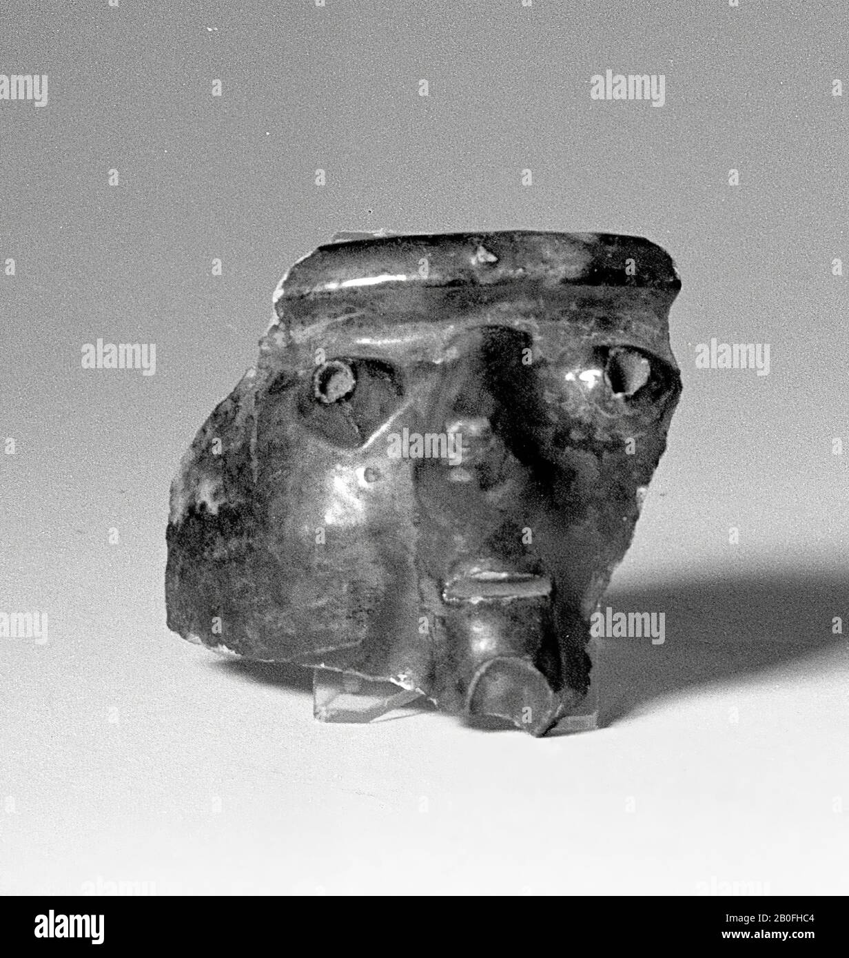 Hoch dekorierter Kantenschard mit Kupferbleiglasur auf weißem Grund. Präsentation: Maske, Dose, Gesichtskcan (Fragment), Keramik (hochornament), Höhe: 7,8 cm, lmeb 1200-1225 AD, Niederlande, Nordholland, Hollands Kroon, Wieringermeer, Kreileroord Stockfoto