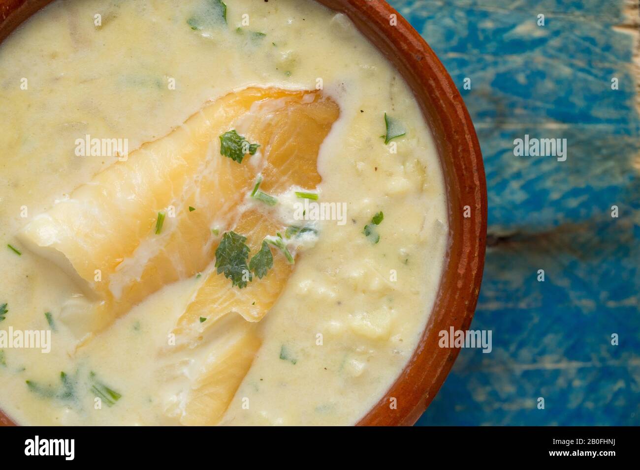 Eine hausgemachte Schüssel mit Cullen Skink. Das Gericht ist schottischer Herkunft und es gibt mehrere Varianten. Dieser wurde mit ungefärbtem geräuchertem Schellfisch, Milch, Po hergestellt Stockfoto