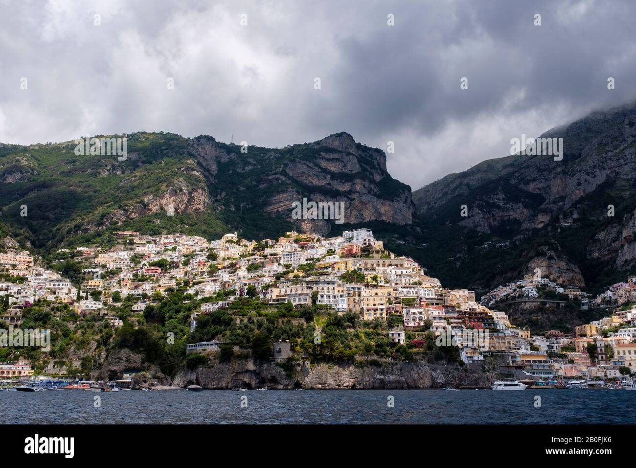 Zerklüftete Ausblicke auf die Amalfiküste, Berge und Meer an einem luftigen Sommertag, Italien Stockfoto