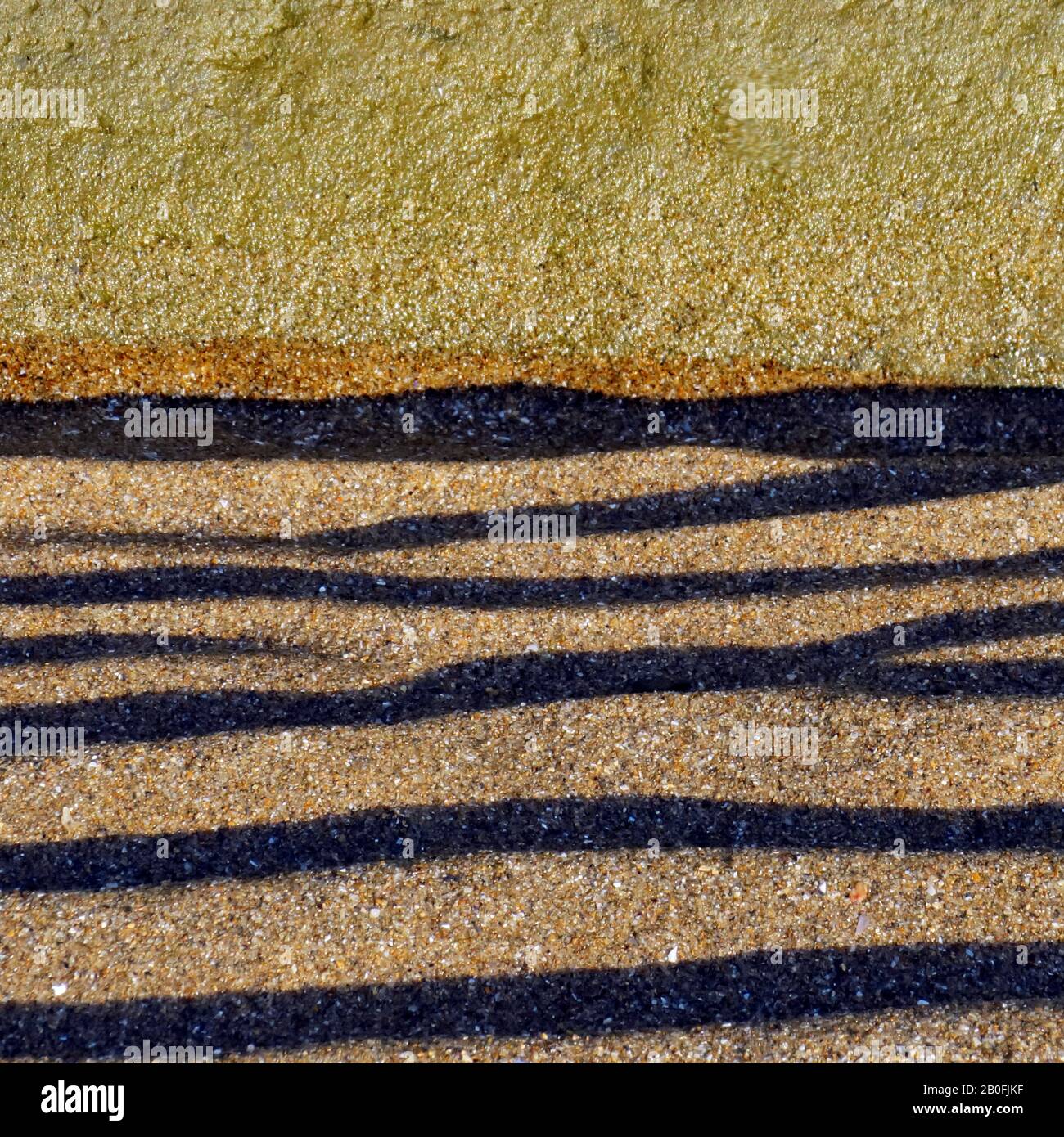 Halb abstrakte Farbaufnahme von Felsbecken, Wasser, Sand und Felsen, das Bild ist eine Farbabstrakte mit einem nahezu impressionistischen Stil, der Felspapa enthält Stockfoto