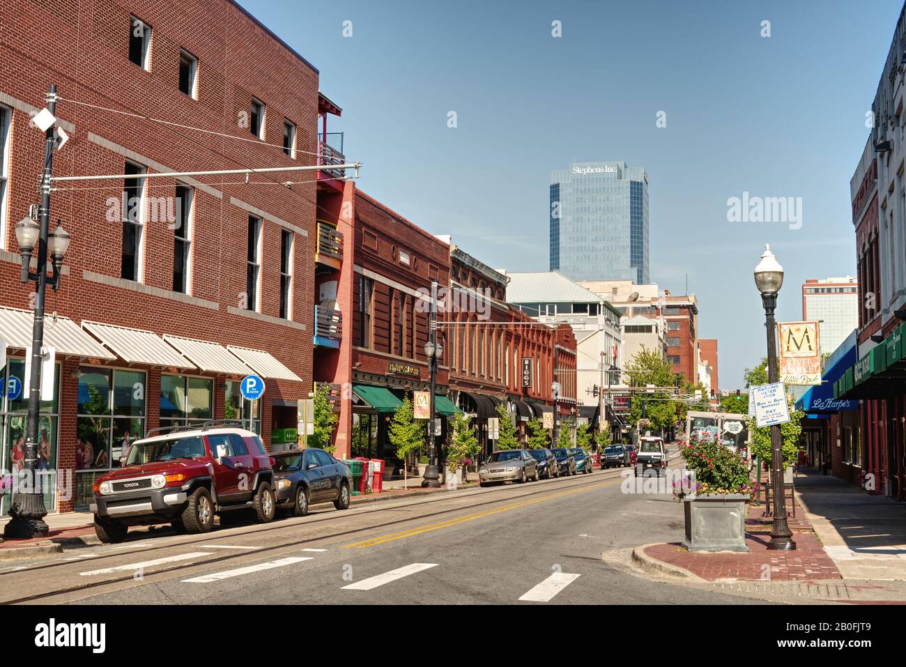 Downtown Little Rock, Arkansas, USA. Straßenlandschaft mit typischen Gebäuden aus redbrickischem Stil. Stockfoto