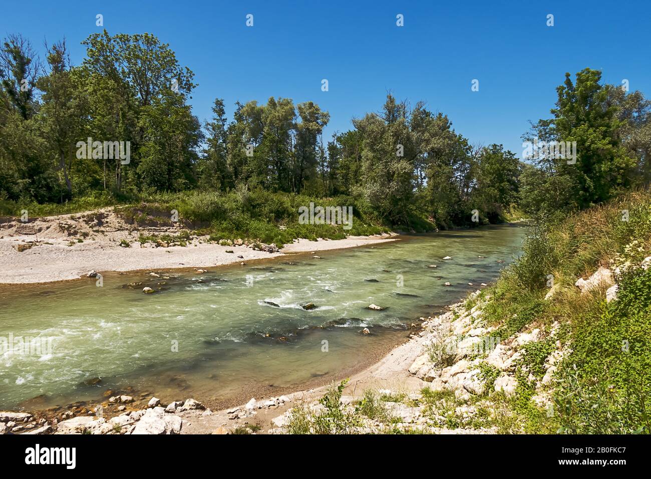 Schöner Wanderweg entlang der Ammer in Bayern, ein Stück unberührter Natur Stockfoto