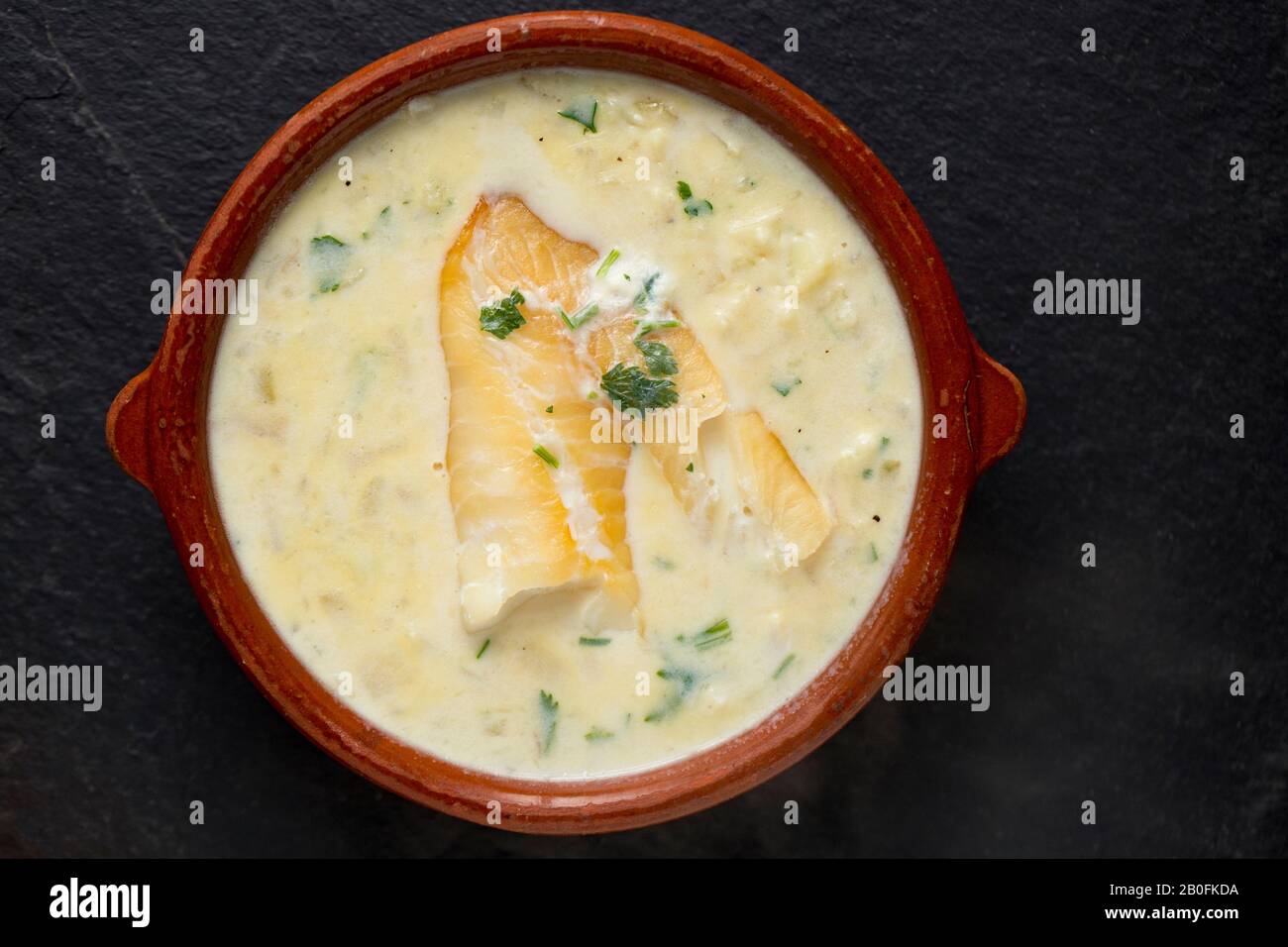 Eine hausgemachte Schüssel mit Cullen Skink. Das Gericht ist schottischer Herkunft und es gibt mehrere Varianten. Dieser wurde mit ungefärbtem geräuchertem Schellfisch, Milch, Po hergestellt Stockfoto