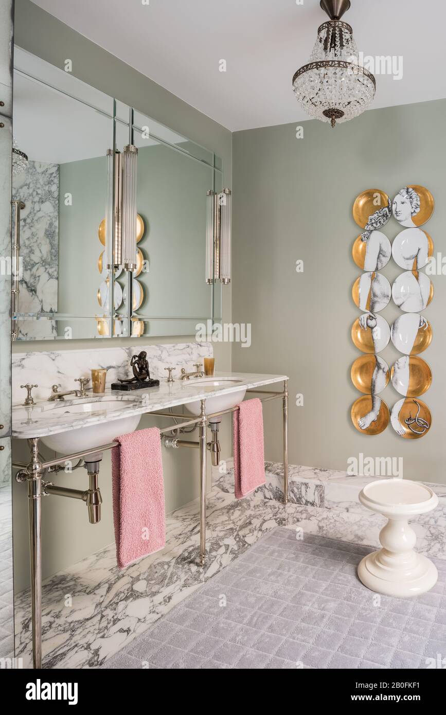 Doppelwaschbecken und Spiegel im Marmorbad. Stockfoto