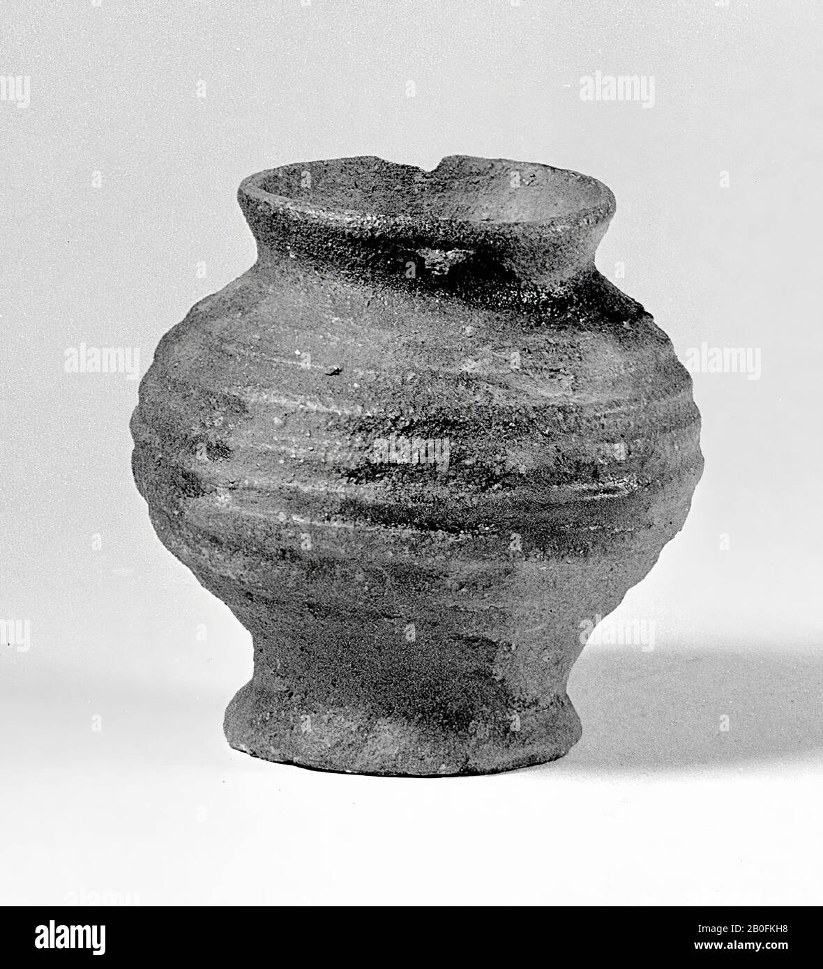 Topf, gerippt und vitrifiziert. Nebelstück am Hals. Dekoriert hier und da mit brauner Farbe, Topf, Keramik, Proto-Steinzeug, h: 9,4 cm, Diam: 10 cm, lmeb 1225-1275, Niederlande, Limburger, Brunssum, Brunssum Stockfoto