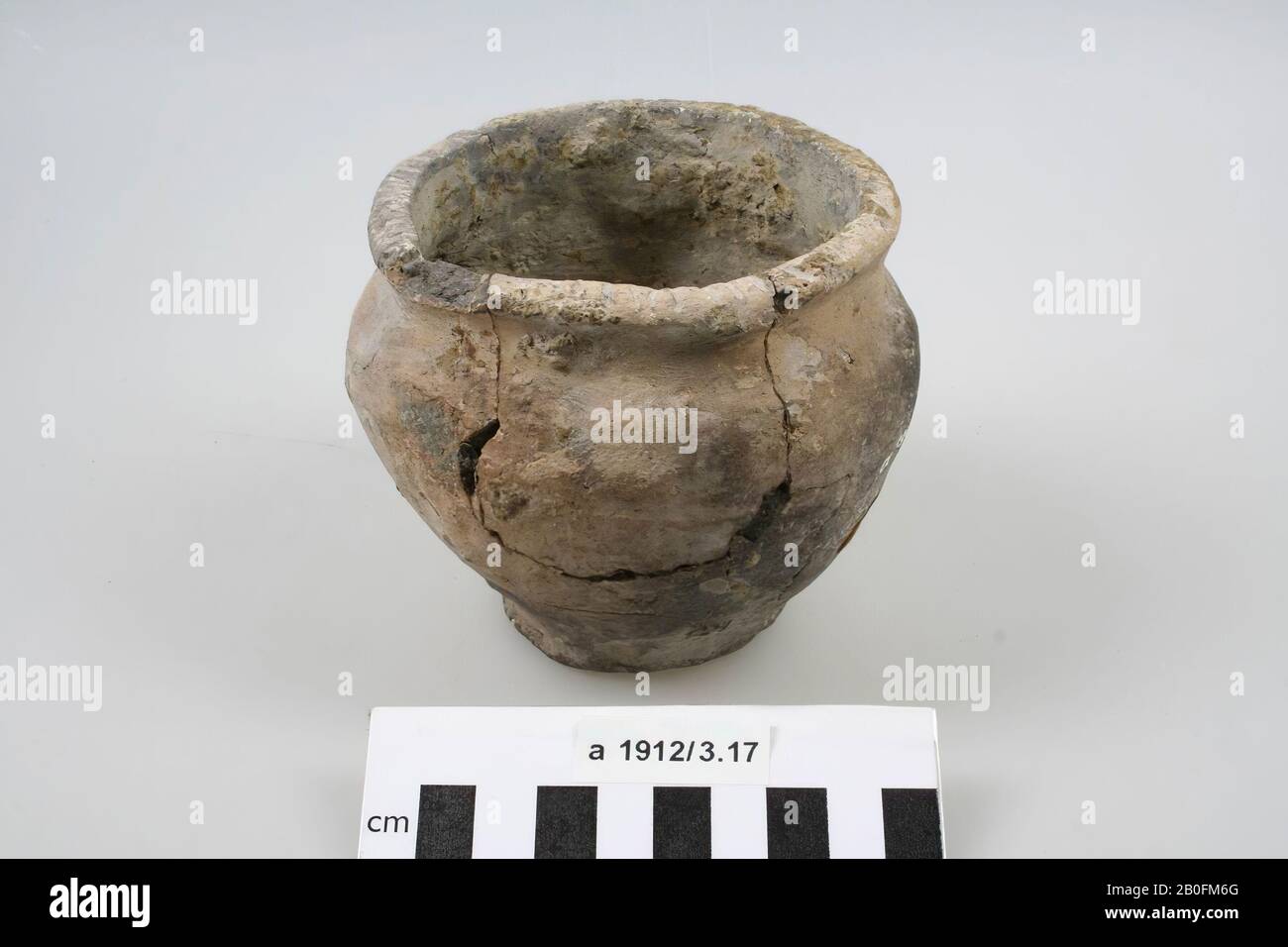 Topf mit Terpaware. Altes Kleben, der Rand ist beschädigt, Oberflächenrisse, Topf, Steingut, Terpaware, h: 9,5 cm, Durchmesser: 11 cm, roman, Niederlande, Friesland, Súdwest Fryslân, Hichtum Stockfoto