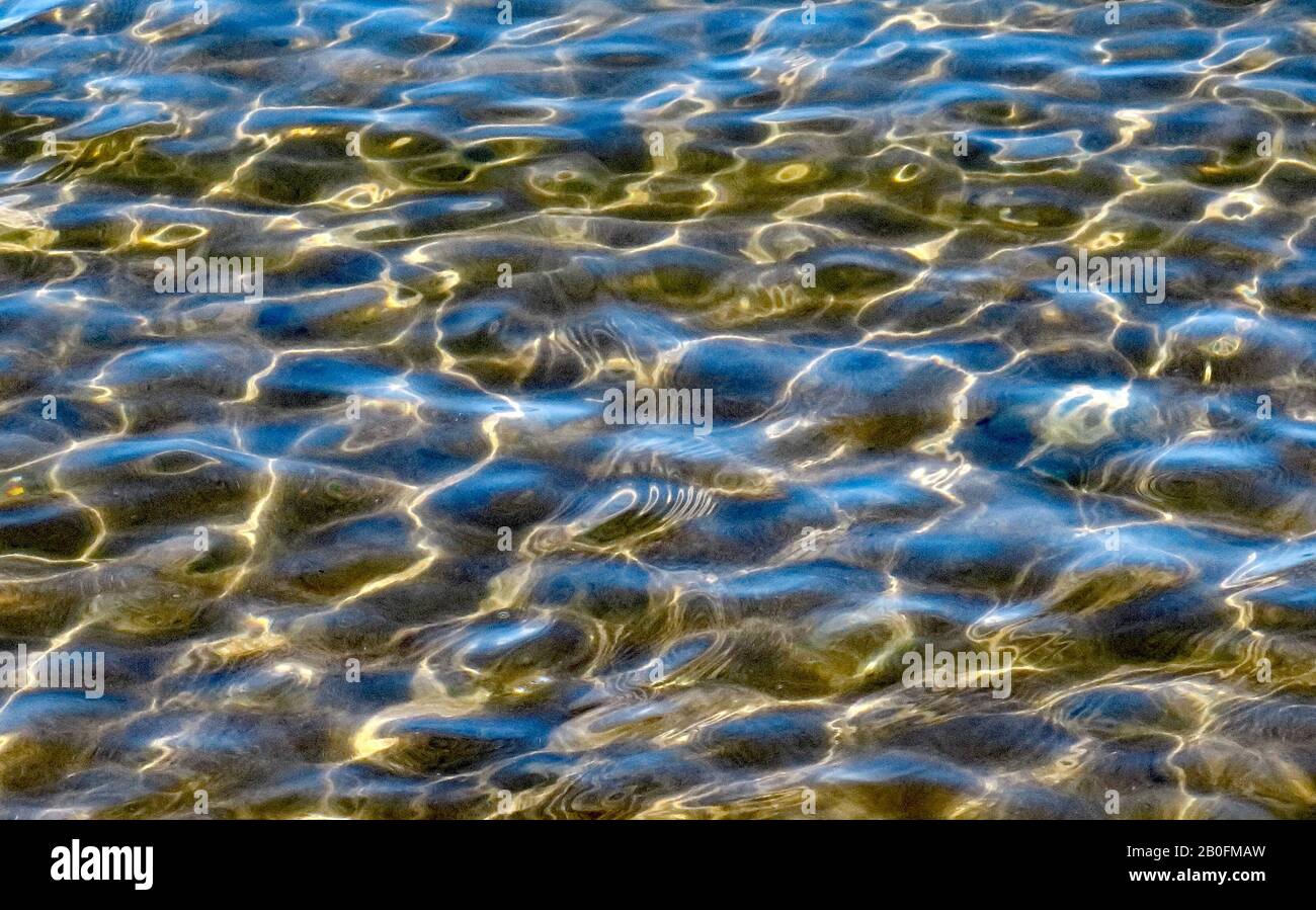 Meeresufer mit sanften Wellen und Mustern von Meeresbrandung und Gezeitenfluss an der Penbryn Beach Cardigan Bay im Südwesten von Wales UK Stockfoto