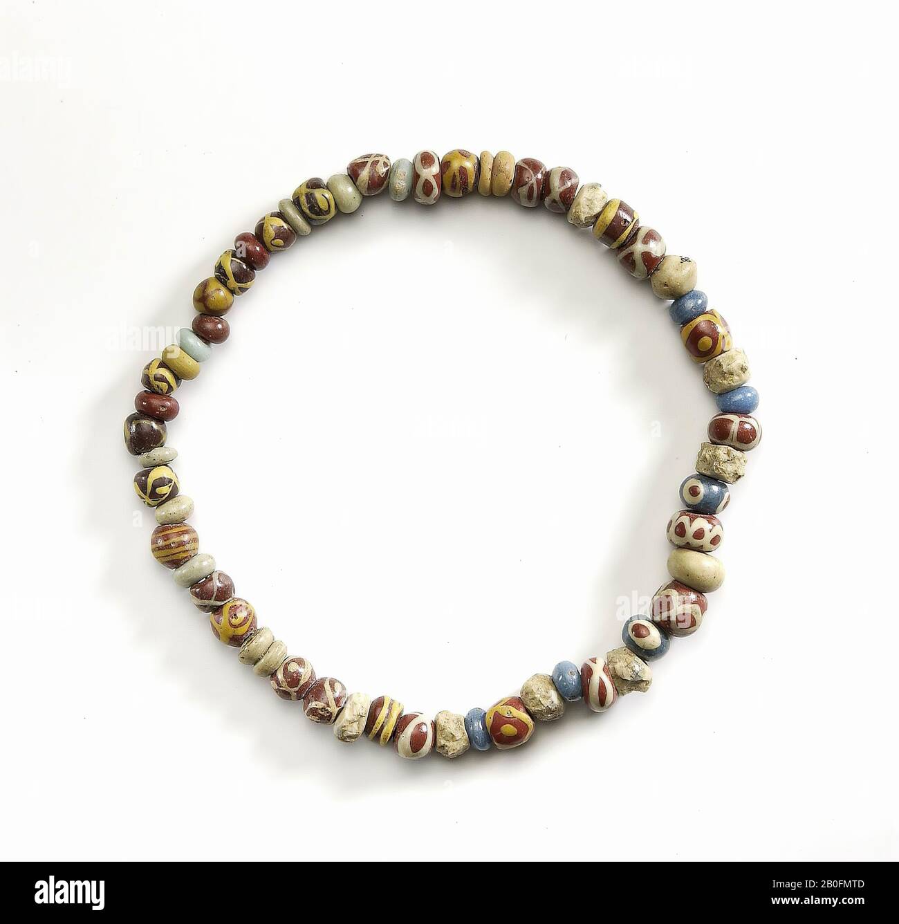 Halskette mit 48 Glasperlen:, 6 ringförmig, weiß, 2 ringförmig, blau-weiß, 3 ringförmig, braun-rot, 4 ringförmig, blau, 1 ringförmig, gelb, 1 doppelt ringförmig, weiß, 1 doppelt ringförmig, gelb, 1 doppeltfarbig, weiß, Halskette, Perlen (48x), Glas, Diam. 11,5 cm, vmeb 600-675 AD, Niederlande, Utrechter, Rhenen, Rhenen, Grab 138 Stockfoto