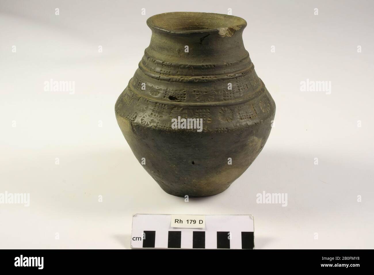 Knuckle aus glattwandigen, fränkischen Steingut mit Radstempeldekoration in 3 Spuren. Späne vom Hals, Kink, Keramik (glatte Wand) (fränkisch), h: 17 cm, Diam: 15,8 cm, vmeb 550-650, Niederlande, Utrechter, Rhenen, Rhenen, Grab 179 Stockfoto