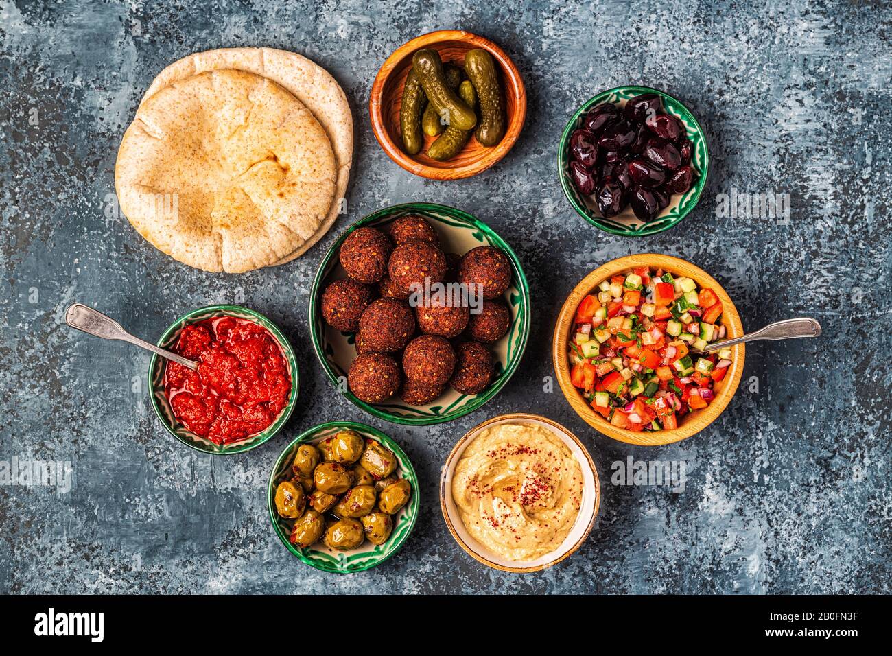 Falafel - traditionelles Gericht der israelischen und nahöstlichen Küche, Draufsicht. Stockfoto