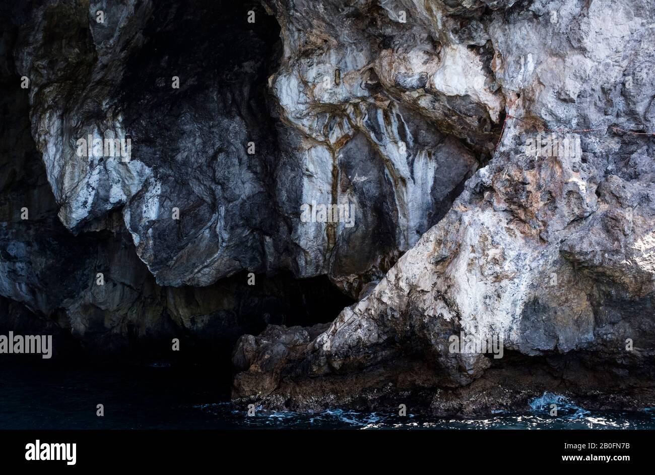 In einer Meereshöhle tief in den Klippen der Amalfiküste, Italien Stockfoto