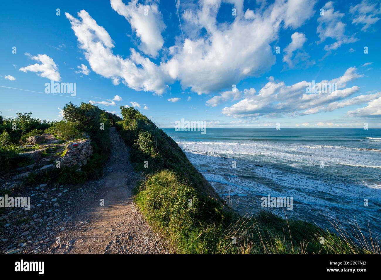 Die Küste von Zumaia an einem klaren Sommertag, Spanien Stockfoto