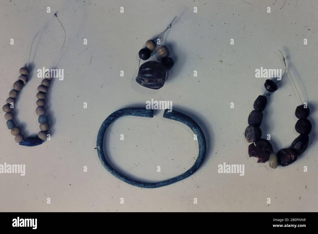 A. 8 ringförmige Kügelchen aus hellgelbem Glas, undurchsichtig. H: 0,3-0,5 Br: 0,4-0,5 B. 9 runde Kügelchen aus opakem gelbem Glas H: 0,3-0,4 Br: 0,4-0,5 c 2 zylindrische Kügelchen aus opakem blaugrünem Glas. H: 0,5-0,5 Br: 0,4-0,5 d. 1 Doppelkegelraupe aus blauem Glas, Perlen (20x), Glas, Vmeb, Niederlande, Utrechter, Rhenen, Rhenen, Grab 436 Stockfoto