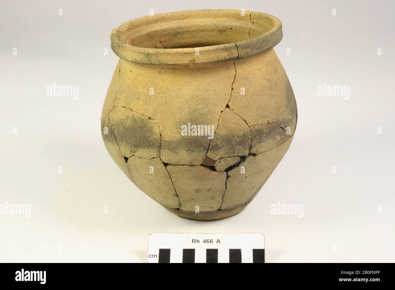 Eiertopf mit Deckelkanal. Vermisstes Stück in der Wand und alte Kleben., Eiertopf, Steingut (raue Wand), h: 18,6 cm, Diam: 18,6 cm, vmeb, Niederlande, Utrechter, Rhenen, Rhenen, Grab 466 Stockfoto