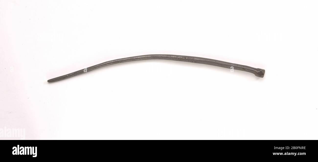 Gebogene Eisennadel mit Kopf in Form eines Würfels mit abgerundeten Ecken, Stift, Metall, Eisen, 12,6 x 0,4 cm, vmeb 600-675, Niederlande, Utrechter, Rhenen, Rhenen, Grab 496 Stockfoto