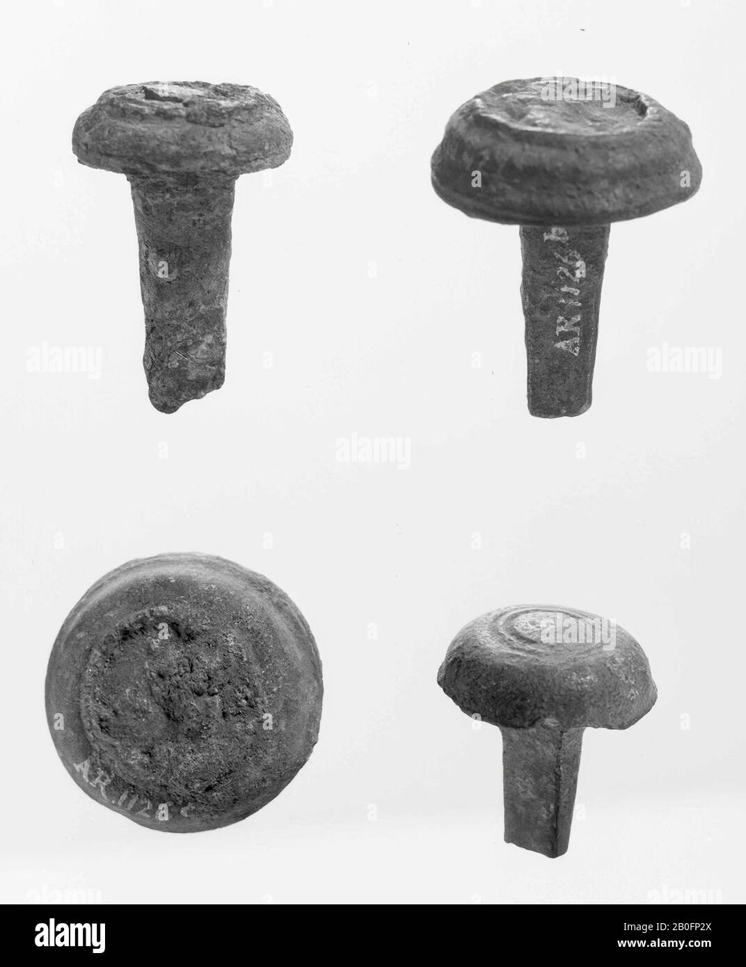 Bronzefarbener konvexer Knopf mit Markierung, auf dem eine Dekoration in Blei angebracht ist. Der Pfosten ist abgebrochen., Stift, Sperrstift, Metall, Bronze, roman 50-270, Niederlande, Südholland, Leidschendam-Voorburg, Voorburg, Arentsburg Stockfoto