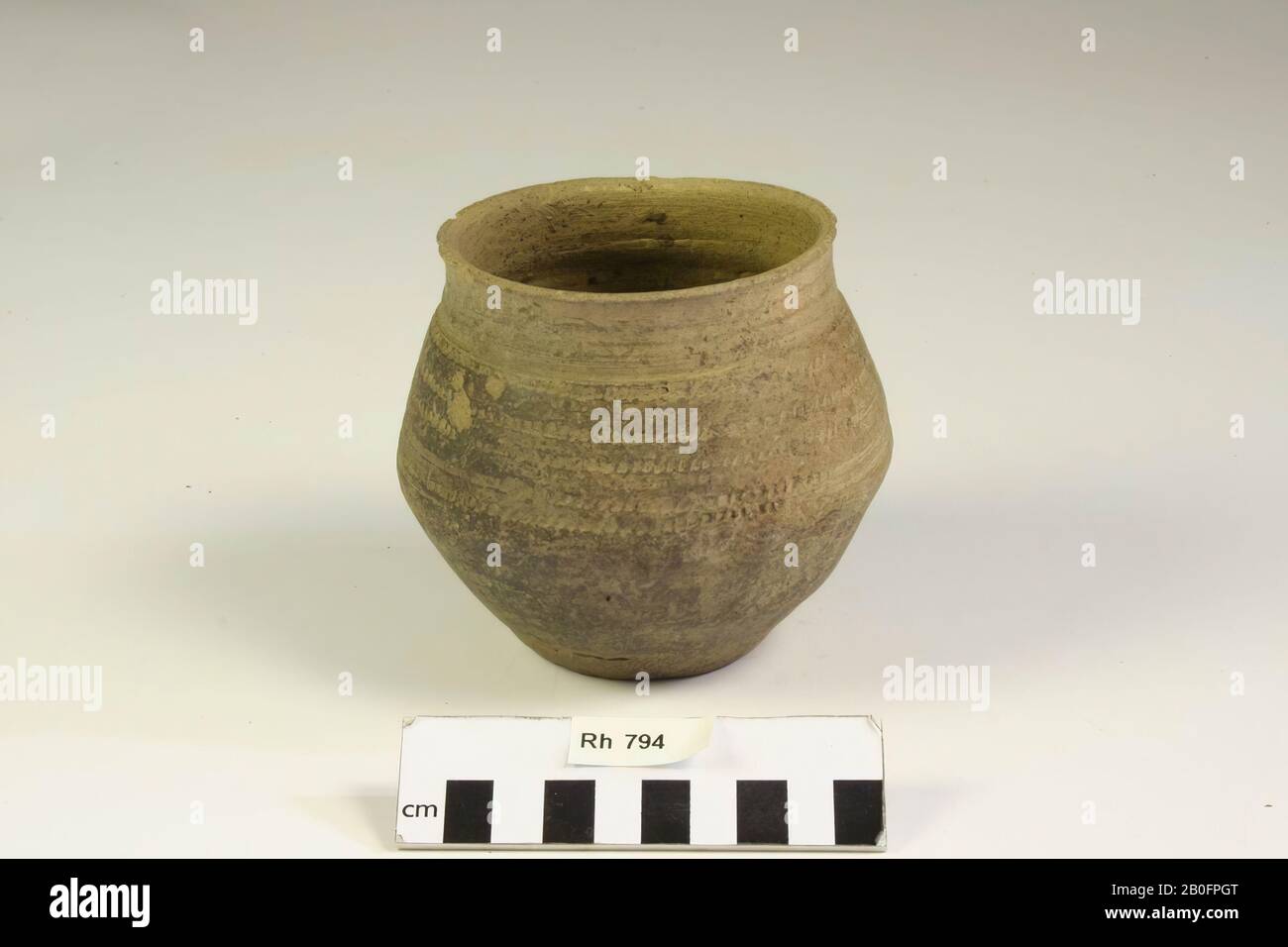 Knalltopf aus glattwandigen, fränkischen Töpfereien. Späne von Hals und Bauch, Knick, Keramik (glatte Wand) (fränkisch), h: 10 cm, Diam: 11,5 cm, vmeb 600-700, Niederlande, Utrechter, Rhenen, Rhenen, Grab 794 Stockfoto