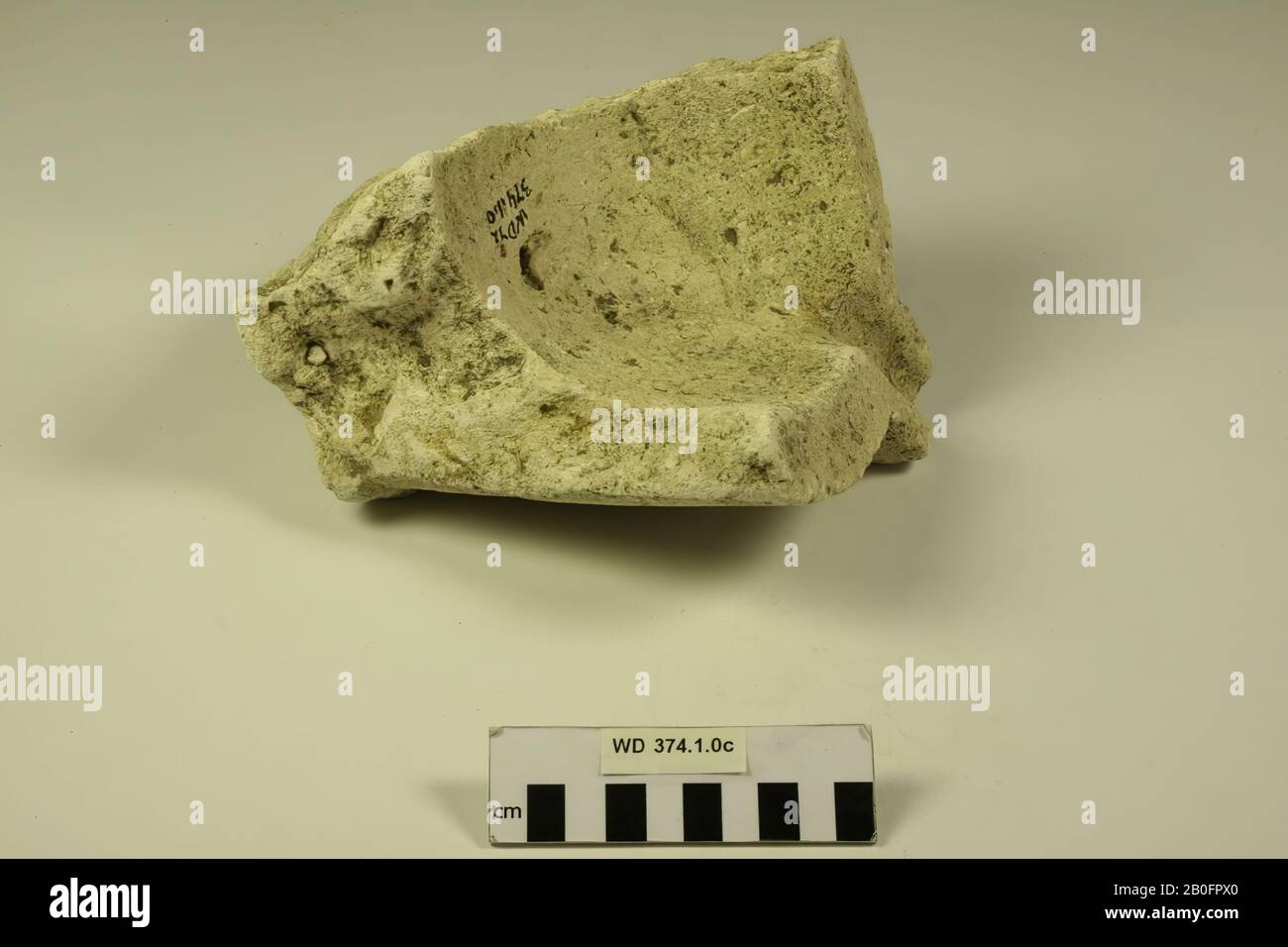 Bruchstück eines Mörtels, Mörtels, Fragments, Steins, Kalksteins, h: 16,7 cm, Durchmesser: 18,7 cm, vmec 750-850, Niederlande, Utrechter, Wijk bij Duurstede, Wijk bij Duurstede, Dorestad Stockfoto