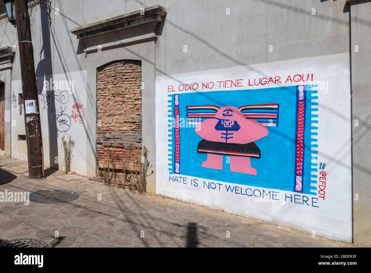 Oaxaca, Mexiko - EIN Gemälde auf einer Straße der Stadt sagt: "Hass ist hier nicht willkommen." Stockfoto