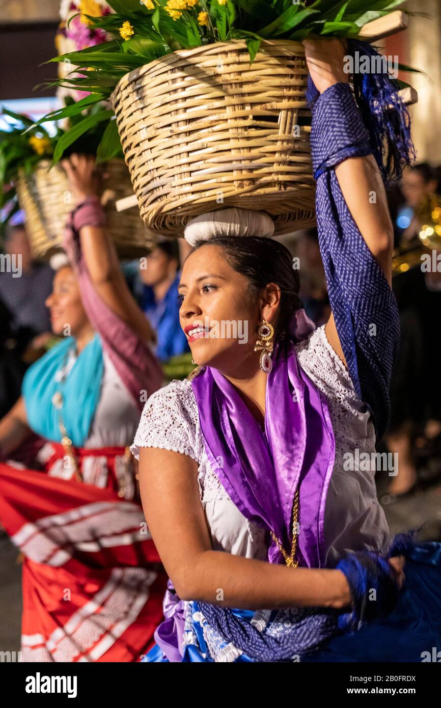 Oaxaca, Mexiko - Tänzerinnen als quinceañera oder ein Mädchen am 15. Geburtstag, werden auf den Straßen von Oaxaca gefeiert. Stockfoto