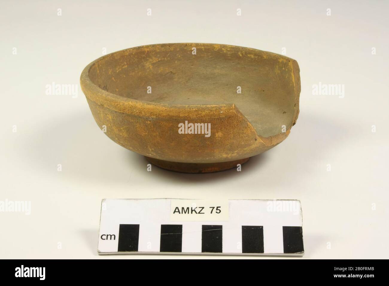 Terra Sigillata-Schüssel mit kleiner Brettdekoration, Ludowici Typ Se. Teil abgebrochen, Oberfläche sehr abgenutzt. Mit einem losen Bruch in der Wand und einem Span des Fußes., Schüssel, Steingut, Terra Sigillata, h: 5,4 cm, Diam: 14,1 cm, roman, Niederlande, Südholland, Den Haag, -Gravenhage Stockfoto