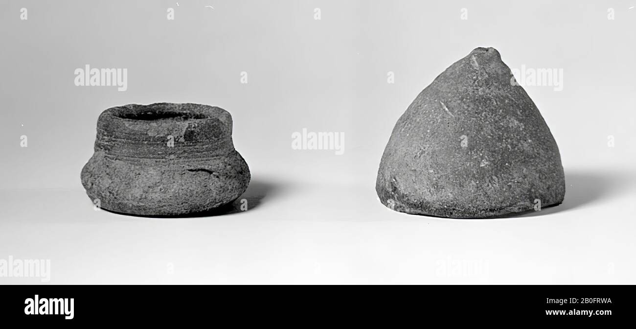 Krone aus grauer, hartgebackener Erde, von der Unterseite des Rundbodens. Mögliche Schmelztiegel für Metall, im gleichen sind Spuren von Kupfergrün übrig, Tiegel, Schimmel, Steingut (feuerfest), Höhe: 3,4 cm, vmec 725-900, Niederlande, Utrechter, Wijk bij Duurstede, Wijk bij Duurstede, Dorestad Stockfoto