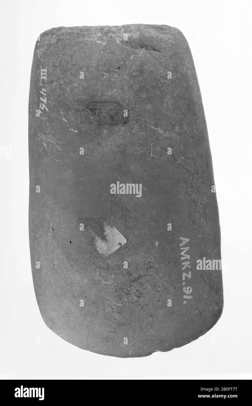Geschärfte Quarzit-Axt mit breiter Oberseite, aus blasser Form, Axt, Stein, 11 x 6 cm, prähistorische -4000 Stockfoto