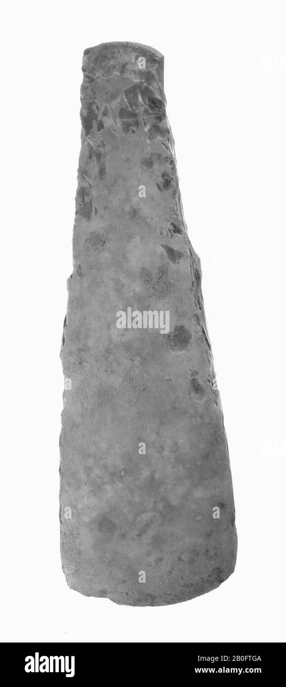 Feuerstein-Axt mit rechteckigem Querschnitt und nach hinten laufend. Die Oberfläche ist so gut wie glatt poliert, während die Seiten noch intakt sind. Auf der polierten Oberfläche befinden sich längs verlaufende Schleifspuren, die sie aufnehmen können, Axt, Stein, Feuerstein, 18,7 x 5,5 cm, Vorgeschichte -3400 Stockfoto