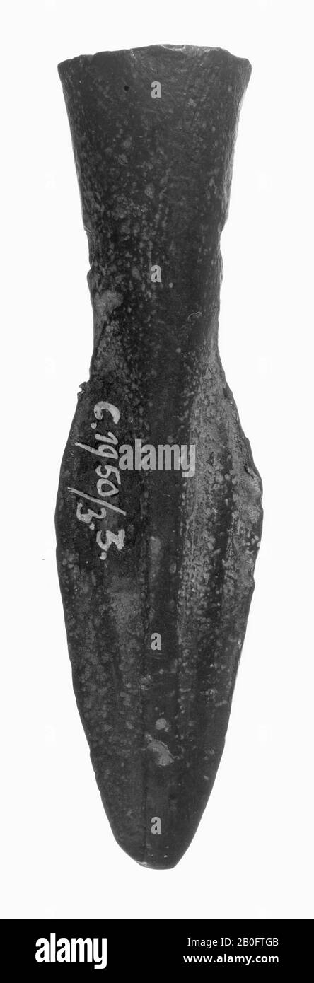 Kleiner bronzener Speerkopf mit hohlem Griff, beidseitig durchbohrt, Speerkopf, Metall, Bronze, Länge: 8,2 cm, Vorgeschichte -1200 Stockfoto