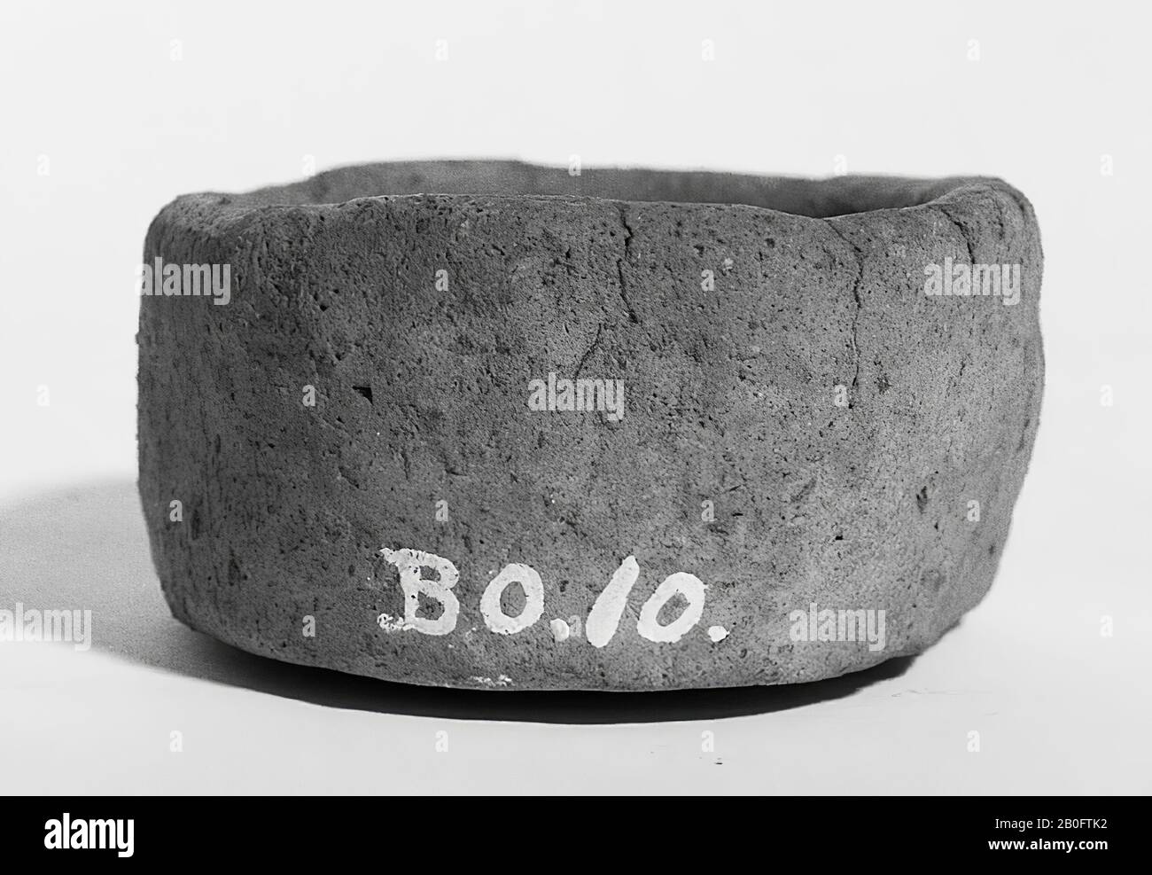 Kleiner zylindrischer Becher aus Steingut, in einer Urne gefunden. Risse, Pot, Keramik, h: 3,4 cm, Durchm: 6,2 cm, Vorgeschichte -800 Stockfoto