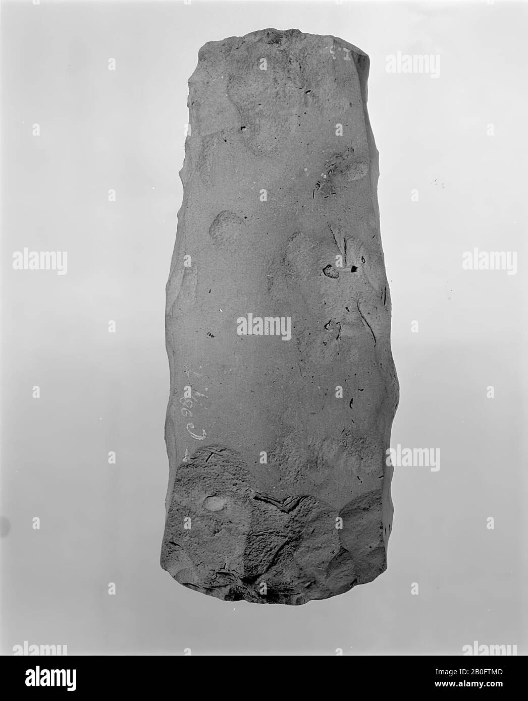 Kalksteinaxt, grob rau, nur eine der Ebenen halbiert, Axt, Stein, Vorgeschichte -3500 Stockfoto