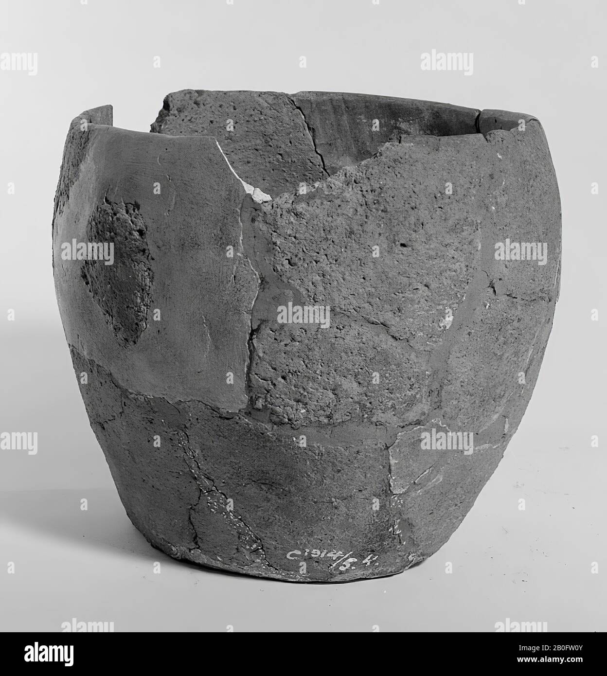 Kleine zylindrische Urne aus Steingut. Kleben und sehr viele und große Beigaben, etwa 18 separate Bruchstücke Stockfoto