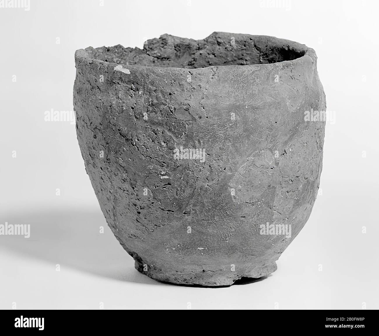 Fast zylindrischer Topf aus rauem, steinmixtem Steingut (Steingut aus Bronze), mit leicht eingekesseltem Mund und Fuß, Topf, Steingut, Höhe: 11,5 cm, Vorgeschichte -1600 Stockfoto