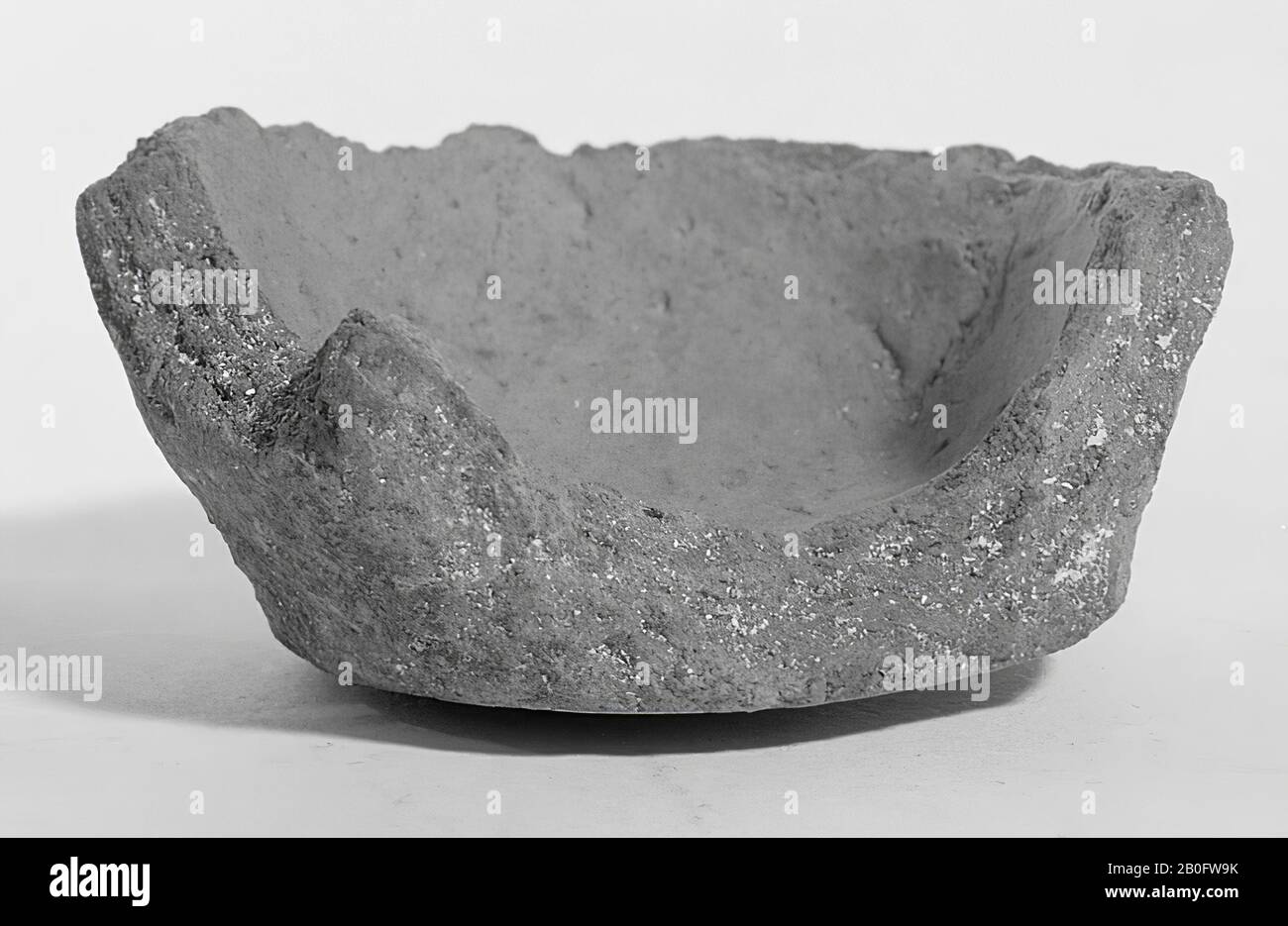 Unteres Fragment eines dickwandigen Töpfertopfes, Biene, Fragment, Keramik, h: 2,8 cm, Durchm: 6,5 cm, Vorgeschichte -1200 Stockfoto