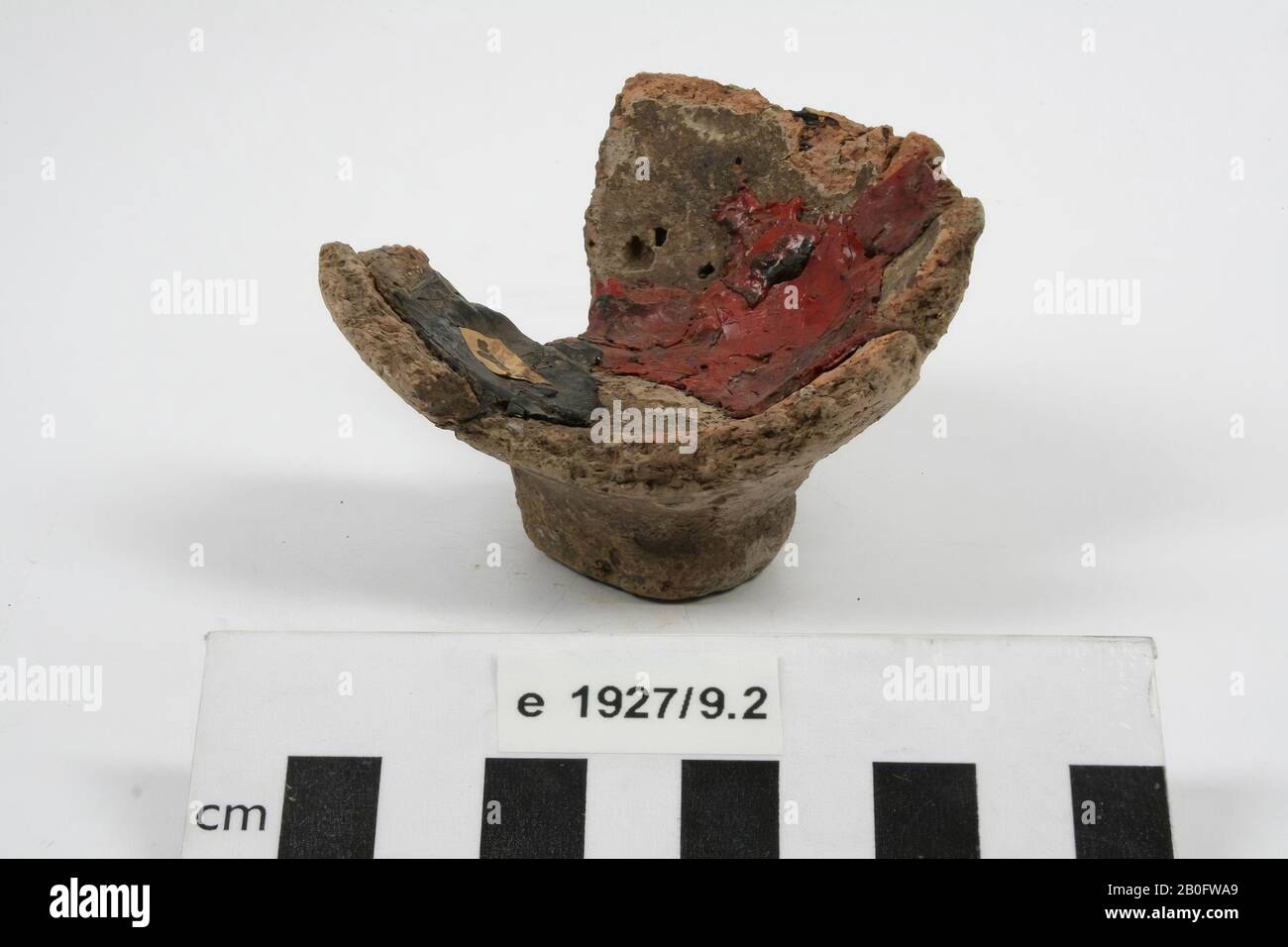 Bruchstück einer Urne aus Steingut mit einem Fuß. Wiederhergestellt mit roter und schwarzer Substanz., Urne, Fragment, Keramik, h: 5,1 cm, Durchm: 8 cm, Vorgeschichte -800 Stockfoto