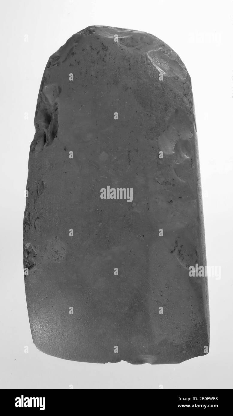 Kleine Axt aus hellgelb-grauem Feuerstein mit geradem Querschnitt und dickem Hals, Axt, Stein, Feuerstein, 8,6 x 4,5 cm, prähistorische -4000 Stockfoto
