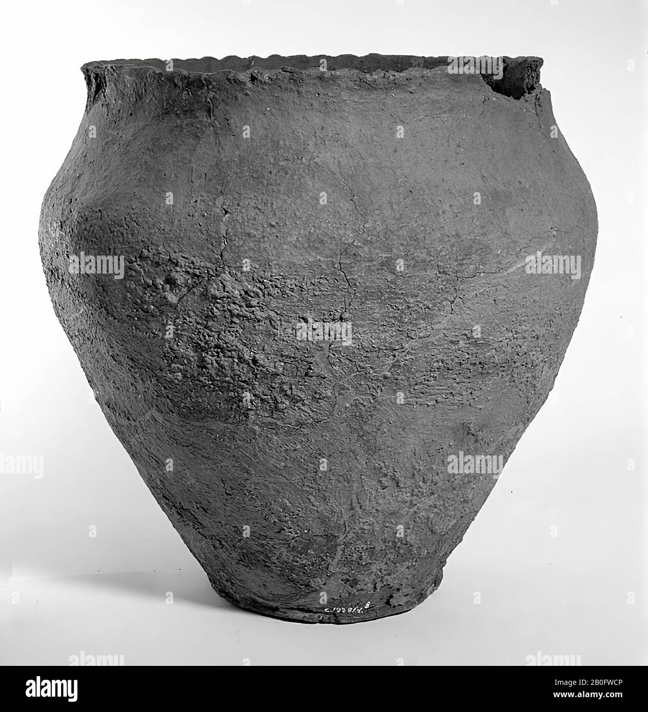 Germanische Kartell Rand von Steingut. Altes Kleben, die Kante ist beschädigt, Oberflächenschäden. Enthält zerknitzte Rückstände, Urne, Steingut, h: 24,5 cm, Durchm: 24,5 cm, Vorgeschichte -800 Stockfoto