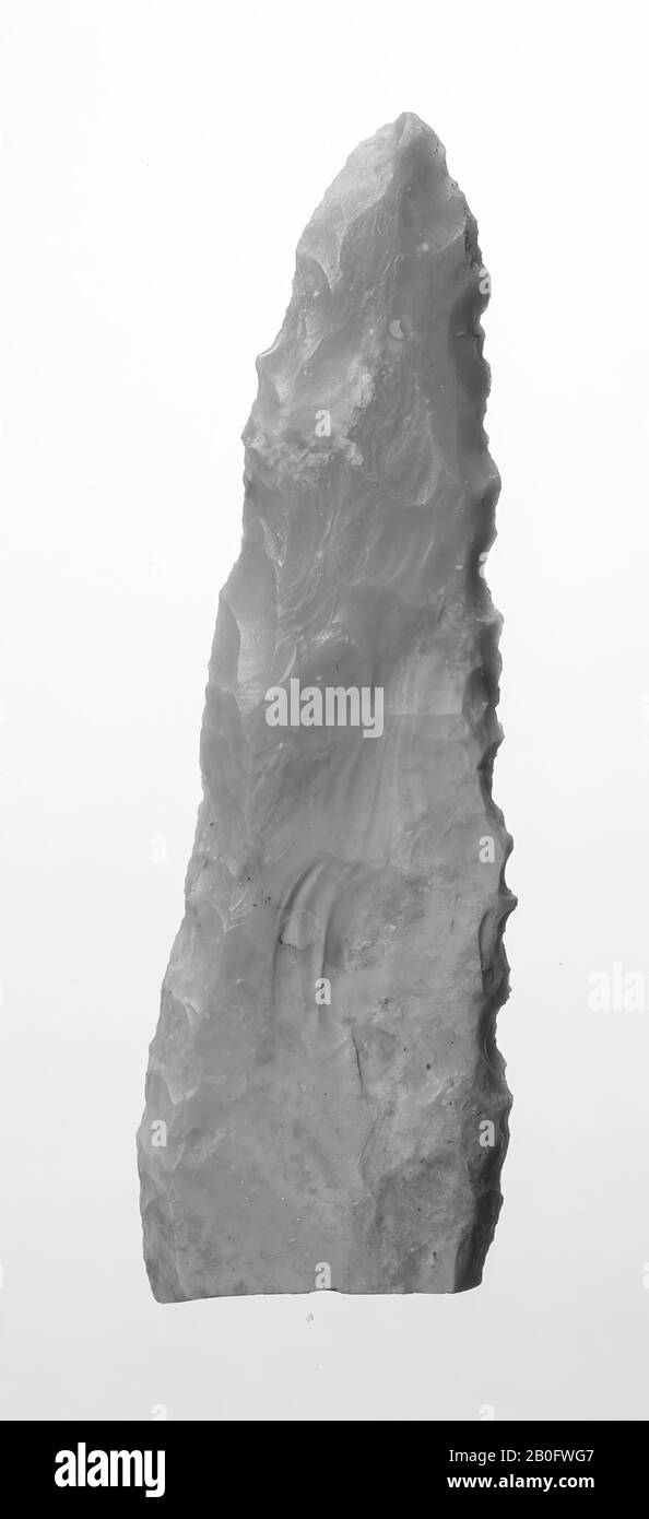Dolch aus einer Klinge aus Romigny-Lhéry-Feuerstein und mit Oberflächendusche, Dolch, Stein, Feuerstein, 13,6 x 4,3 cm, Vorgeschichte -2100 Stockfoto
