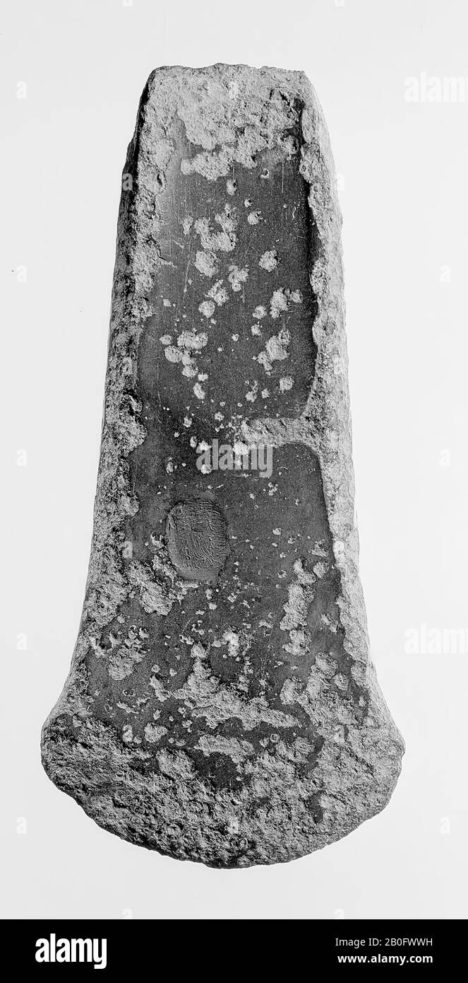 Flache Axt, am Ende fächerförmig, stark verrostet, Axt, Metall, Bronze, Länge: 12,3 cm, Vorgeschichte -2000 Stockfoto