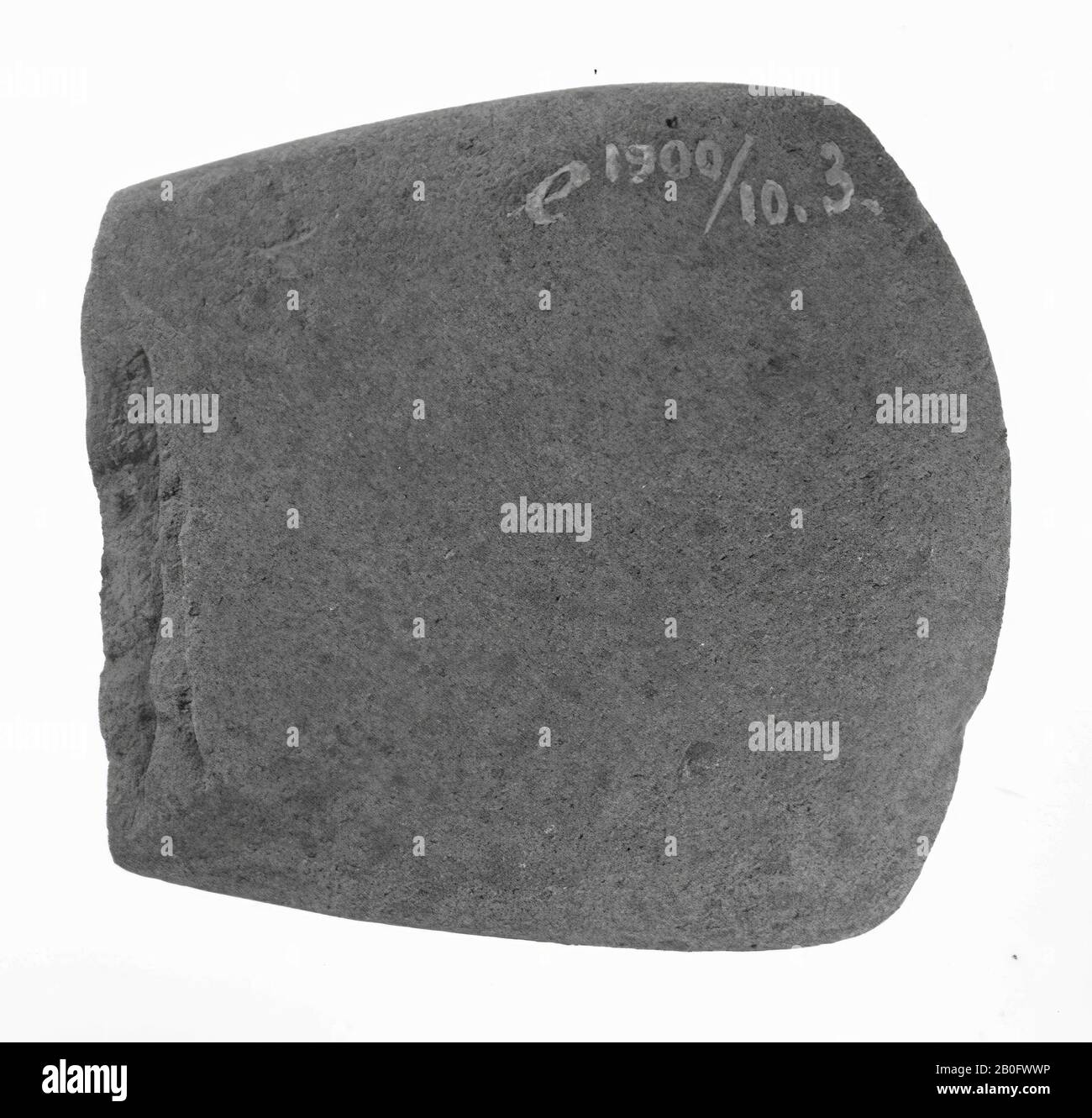 Unterer Teil eines meißelierten Sandsteins, Axt, Stein, Länge: 6,1 cm, prähistorische -4000 Stockfoto