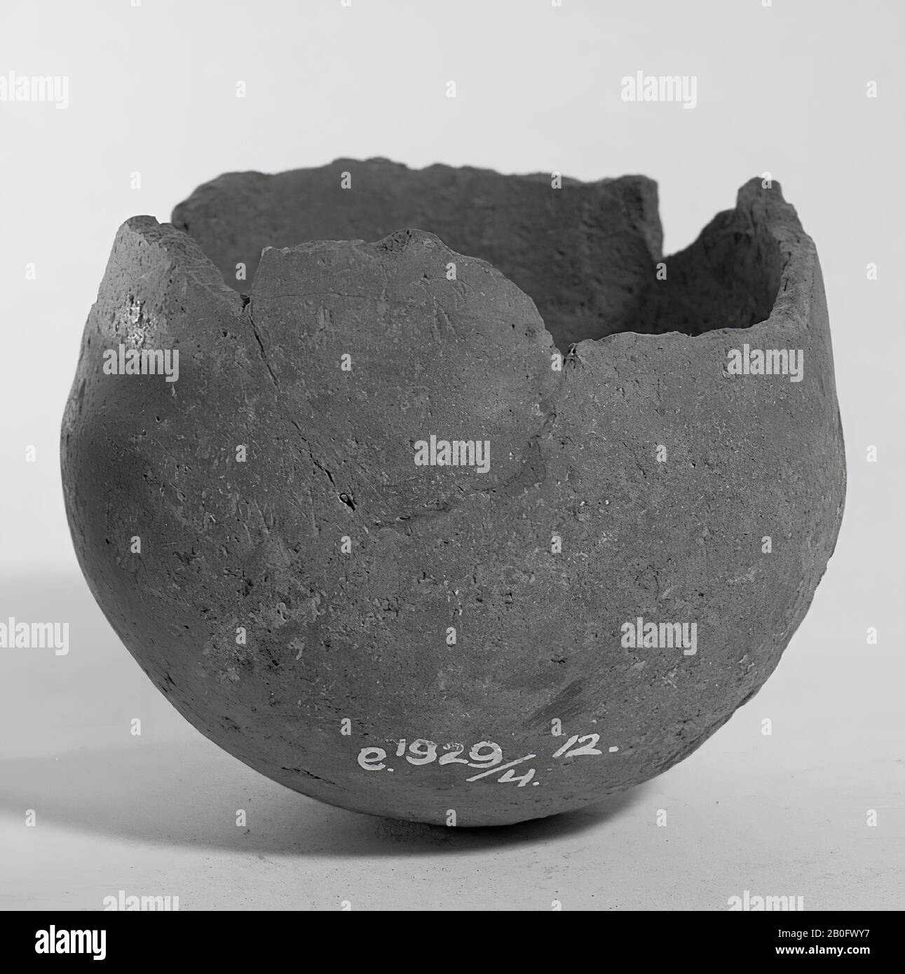 Kleiner Topf aus Steingut ohne Standfuß. Altes Kleben, Risse, die Kante ist beschädigt, Oberflächenschäden., Seitentopf, Steingut, Höhe: 8 cm, Vorgeschichte -1200 Stockfoto