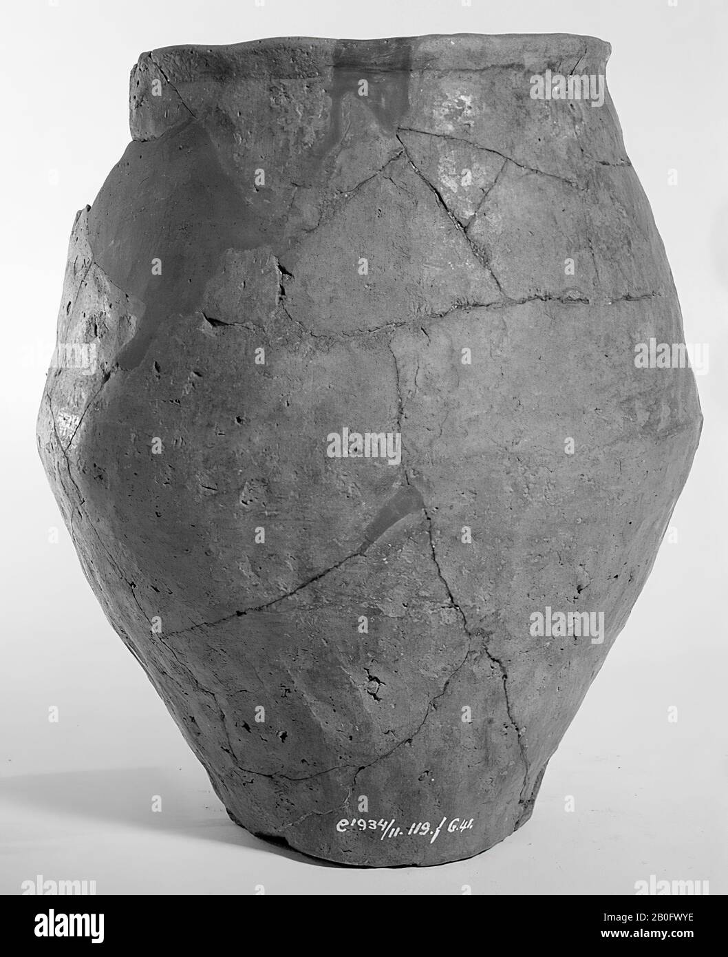 Urne aus Steingut in verblichener Hallstatt-Form ohne Dekoration. Teil der Kante Stockfoto